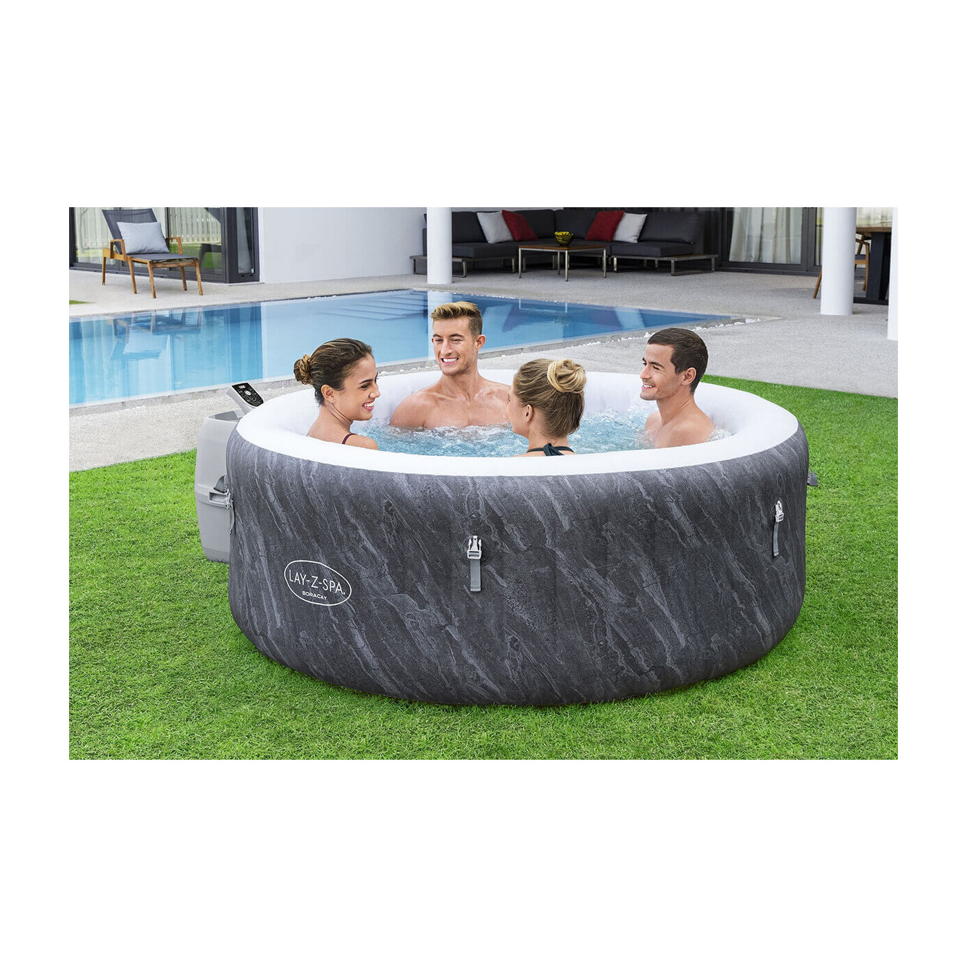 Letnia wizualizacja znajomych w jacuzzi w ogrodzie