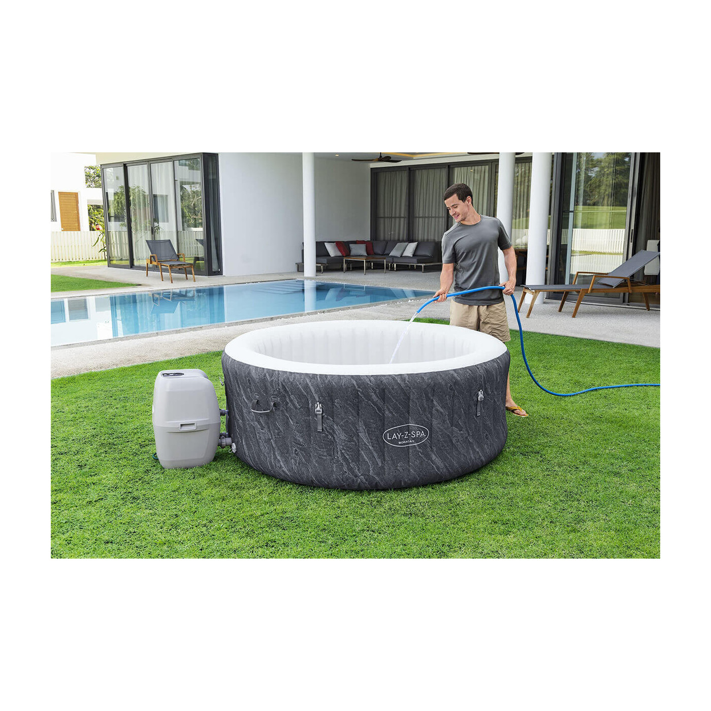 Mężczyzna wlewający wodę do jacuzzi BORACAY