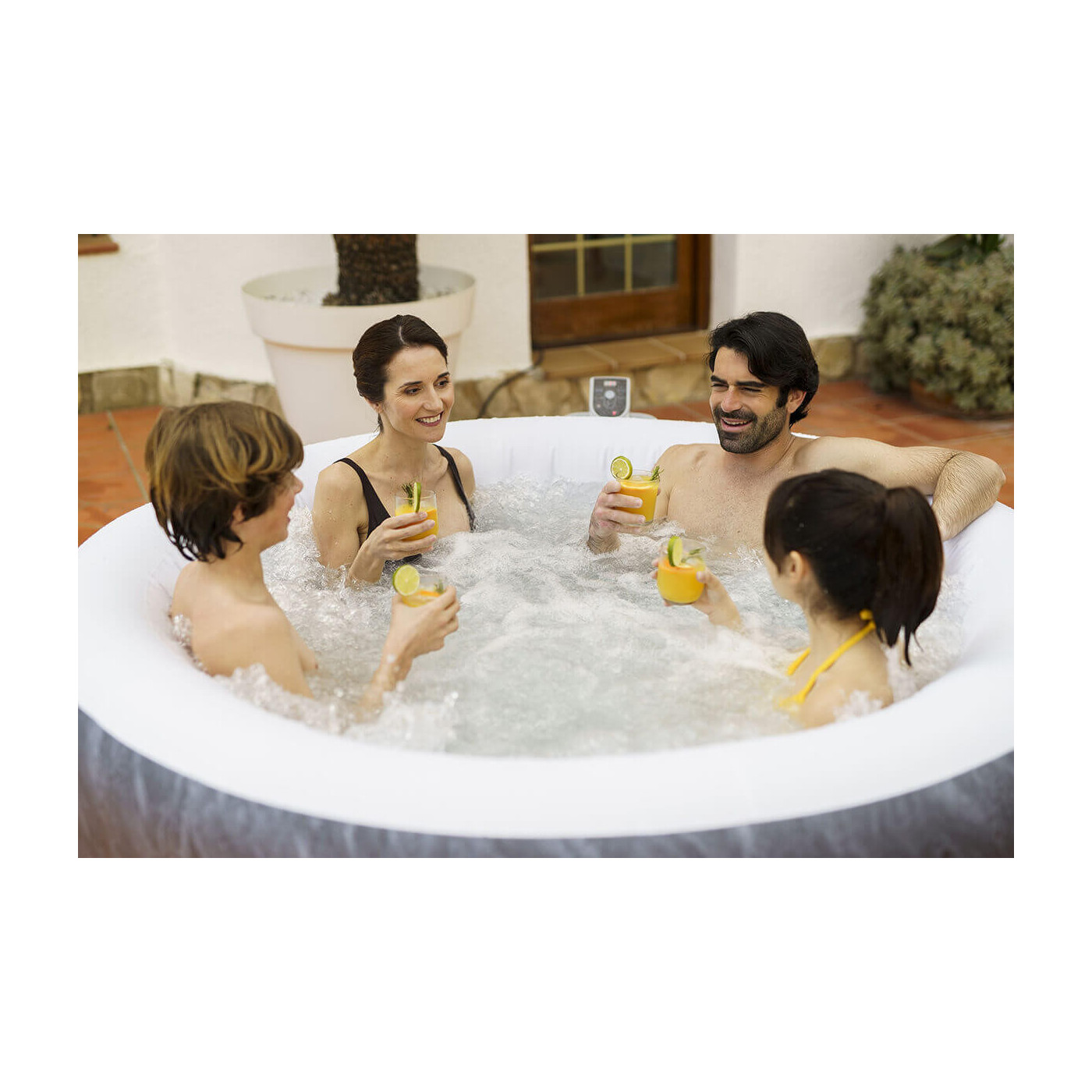 Aranżacja relaksującej się rodziny w jacuzzi Boracay na tarasie