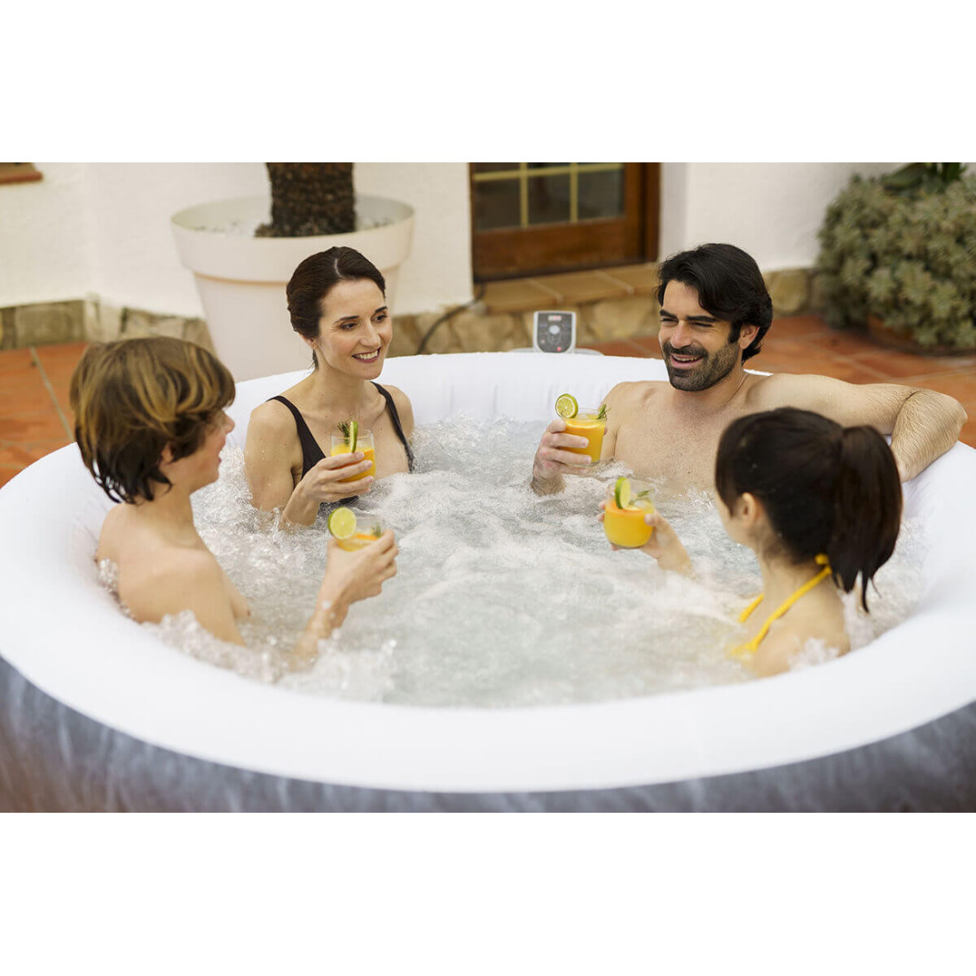 Aranżacja relaksującej się rodziny w jacuzzi Boracay na tarasie