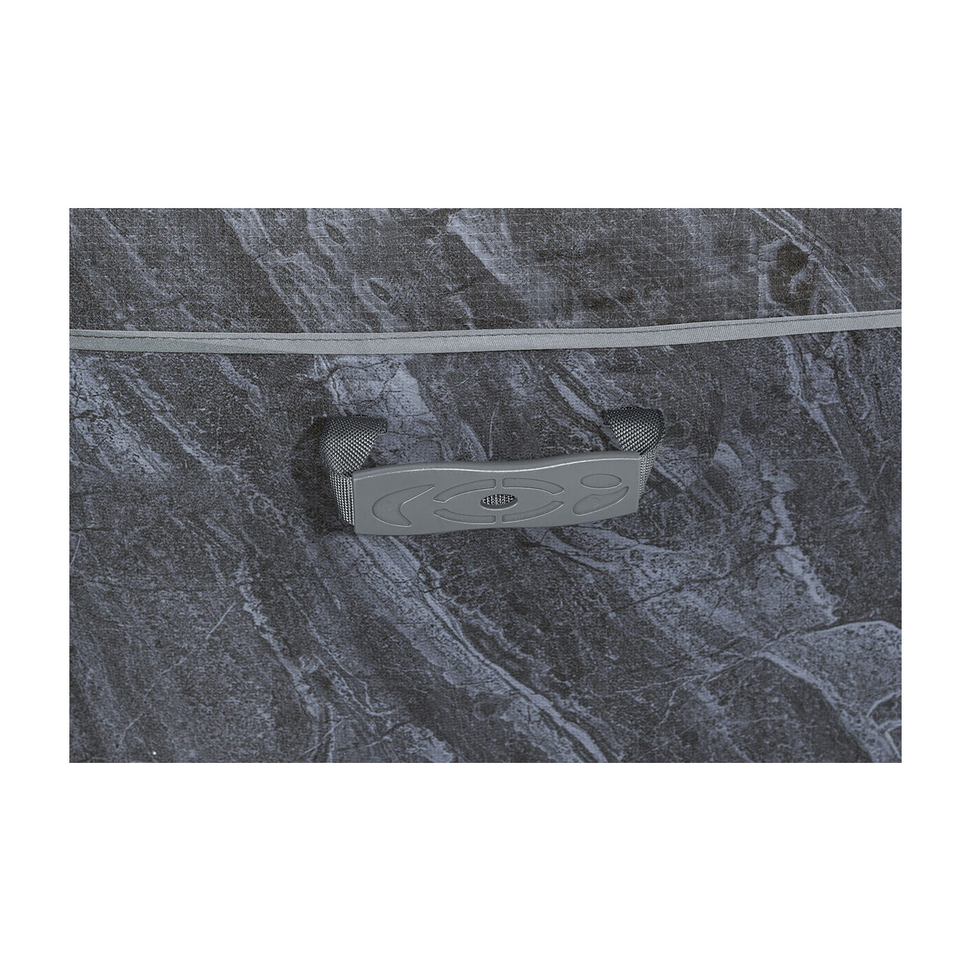 Zbliżenie na uchwyt pomocniczy w jacuzzi