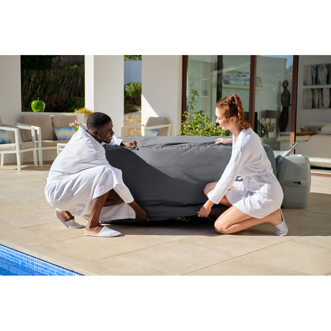 Aranżacja kobiety i mężczyzny przy jacuzzi nakrytym pokrywą termiczną Lay-Z-Spa ENERGYSENCE