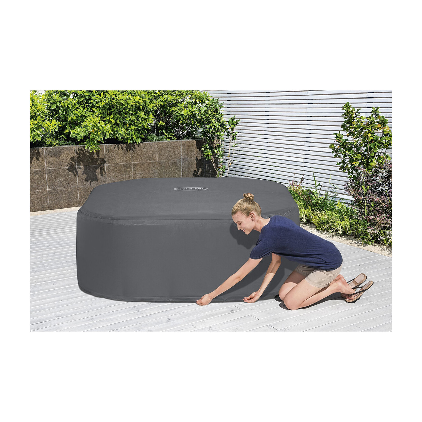 Kobieta poprawiająca dół pokrywy termicznej od firmy Bestway