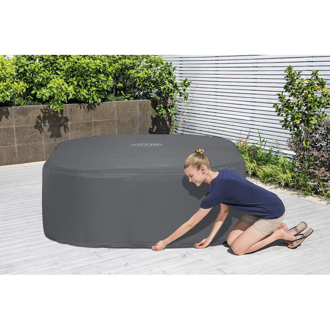 Kobieta poprawiająca dół pokrywy termicznej od firmy Bestway