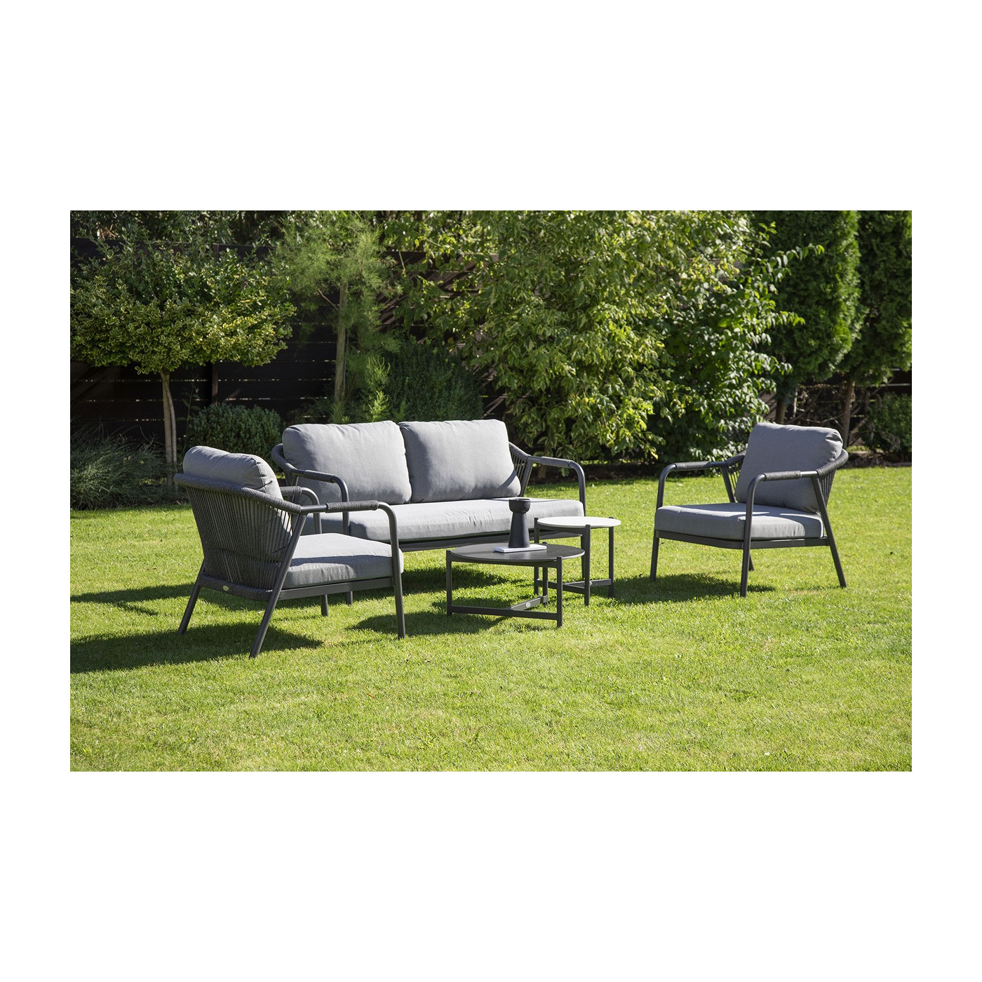 Szary zestaw ogrodowy grafton caffe w aranżacji na ogrodzie