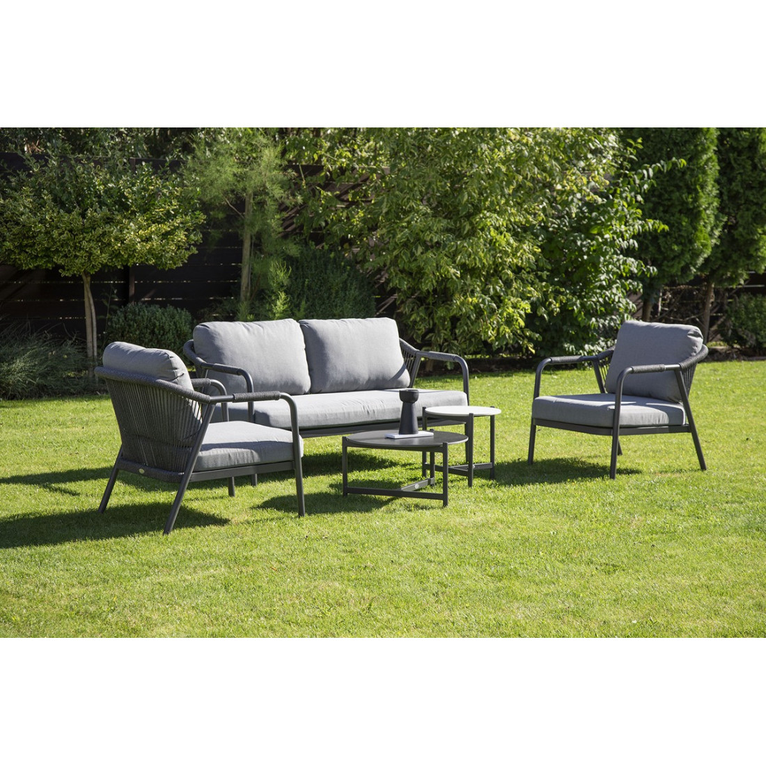 Szary zestaw ogrodowy grafton caffe w aranżacji na ogrodzie