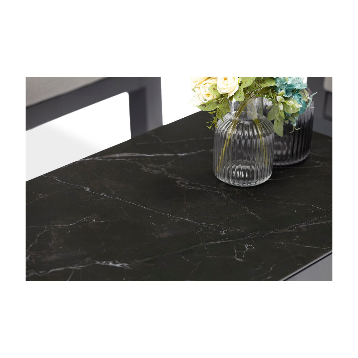 Zbliżenie na blat stołu kompletu Henderson