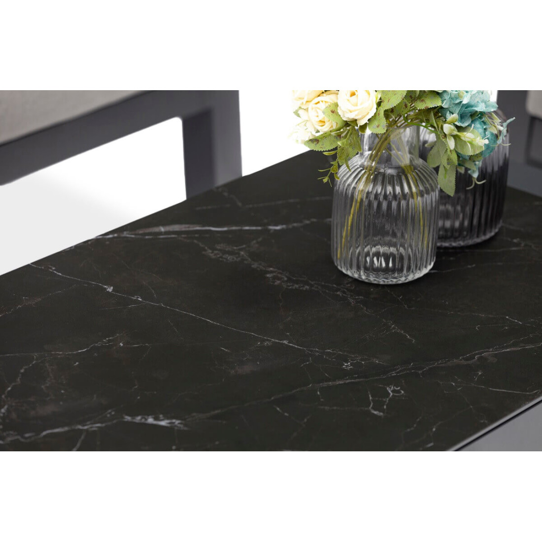 Zbliżenie na blat stołu kompletu Henderson