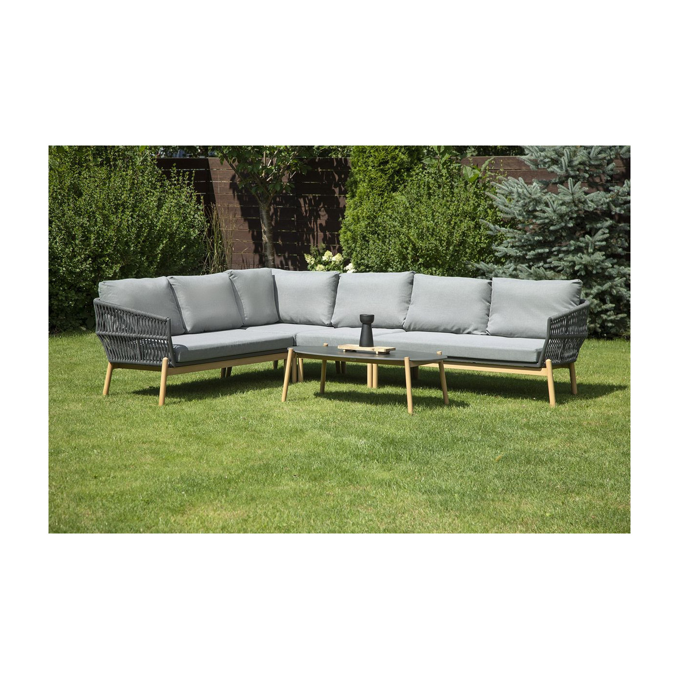 Szary narożnik paris caffe grey w aranżacji na ogrodzie