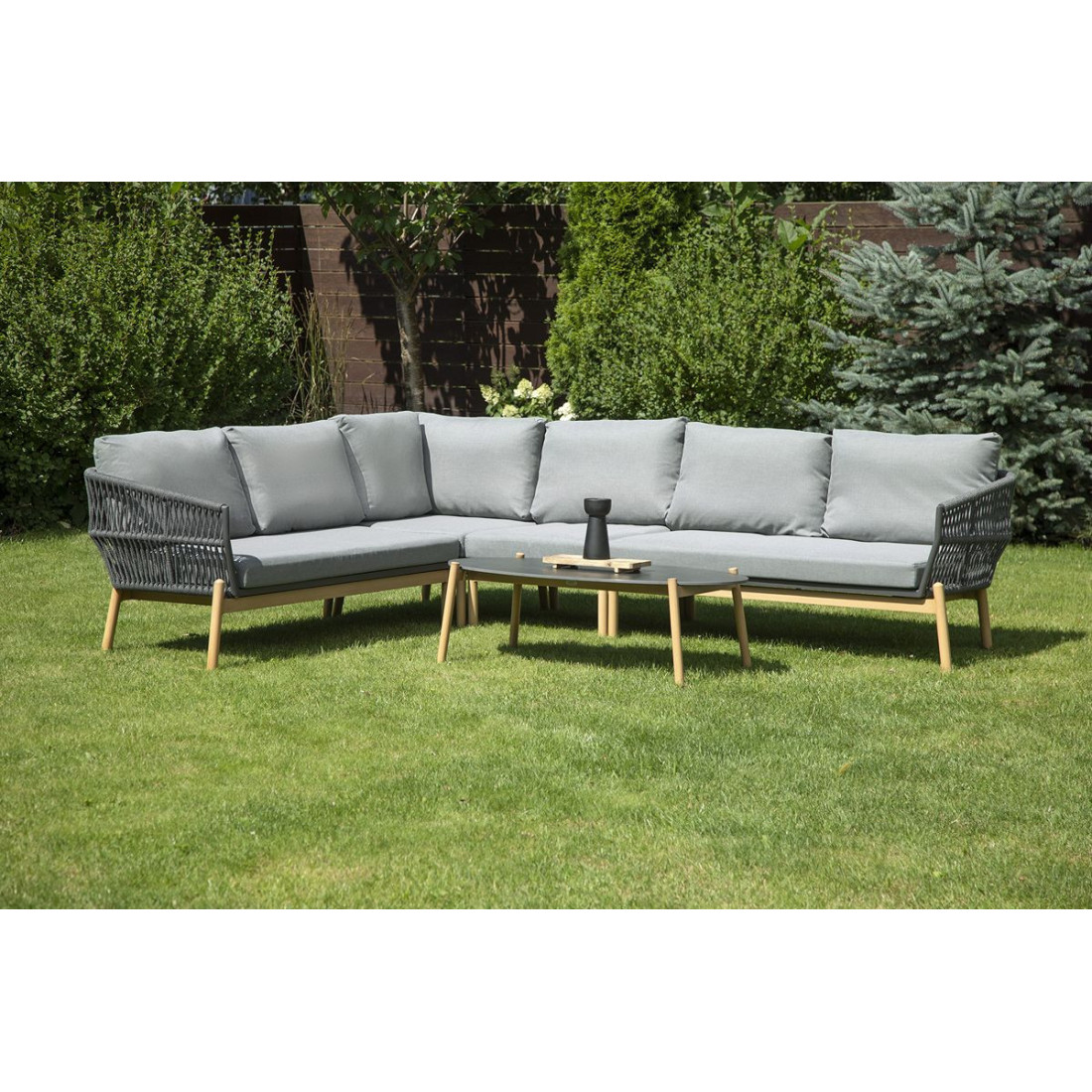 Szary narożnik paris caffe grey w aranżacji na ogrodzie