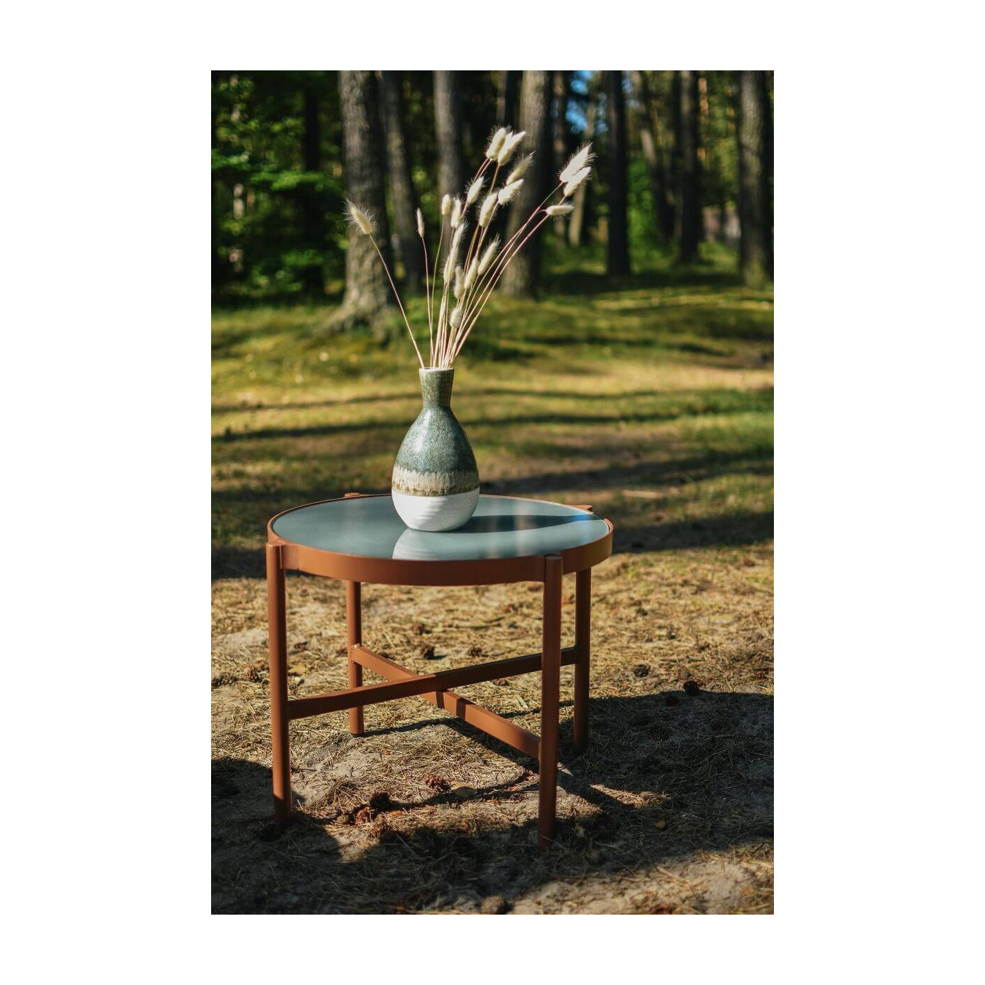 Aranżacja fotela Galla pośród drzew i trawy