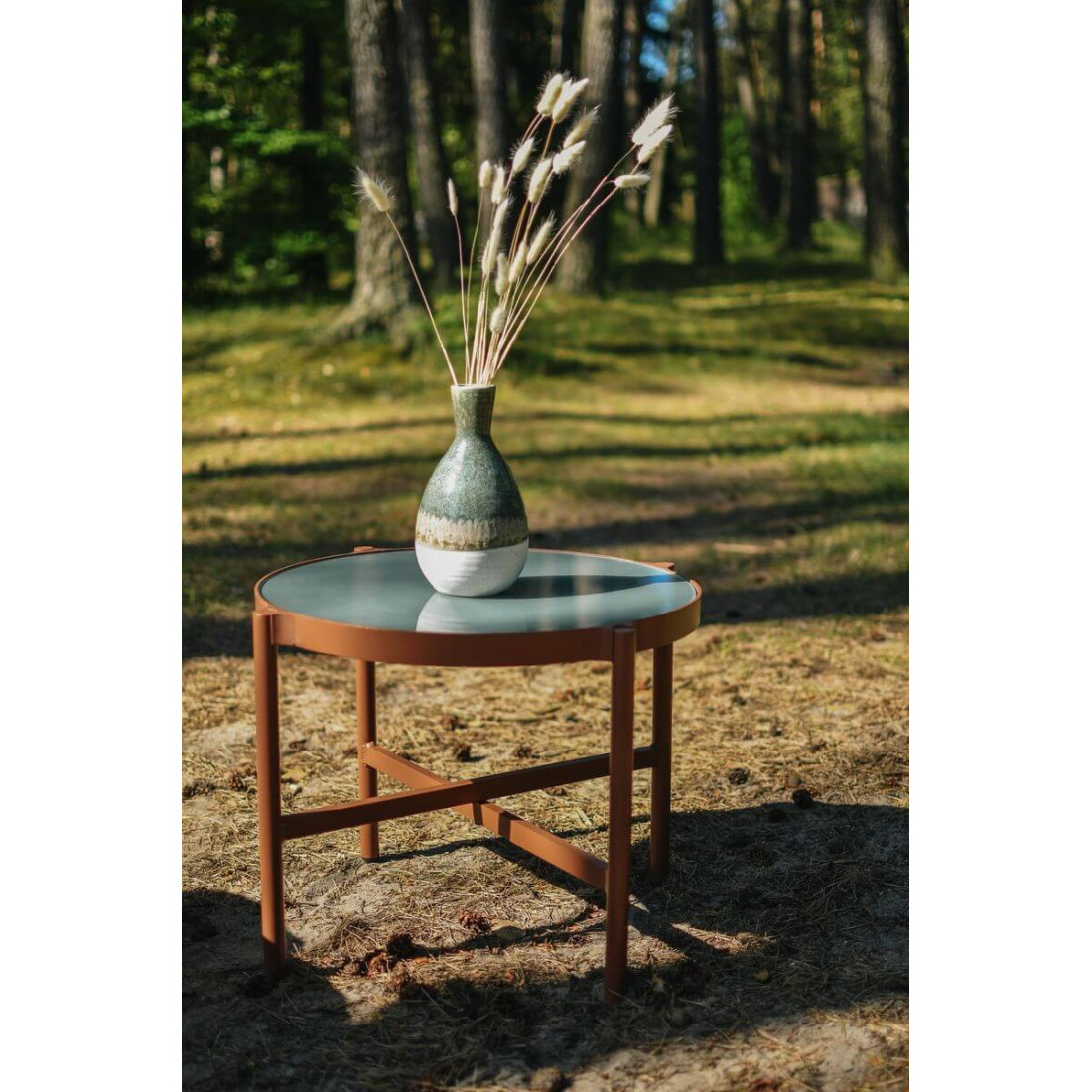 Aranżacja fotela Galla pośród drzew i trawy