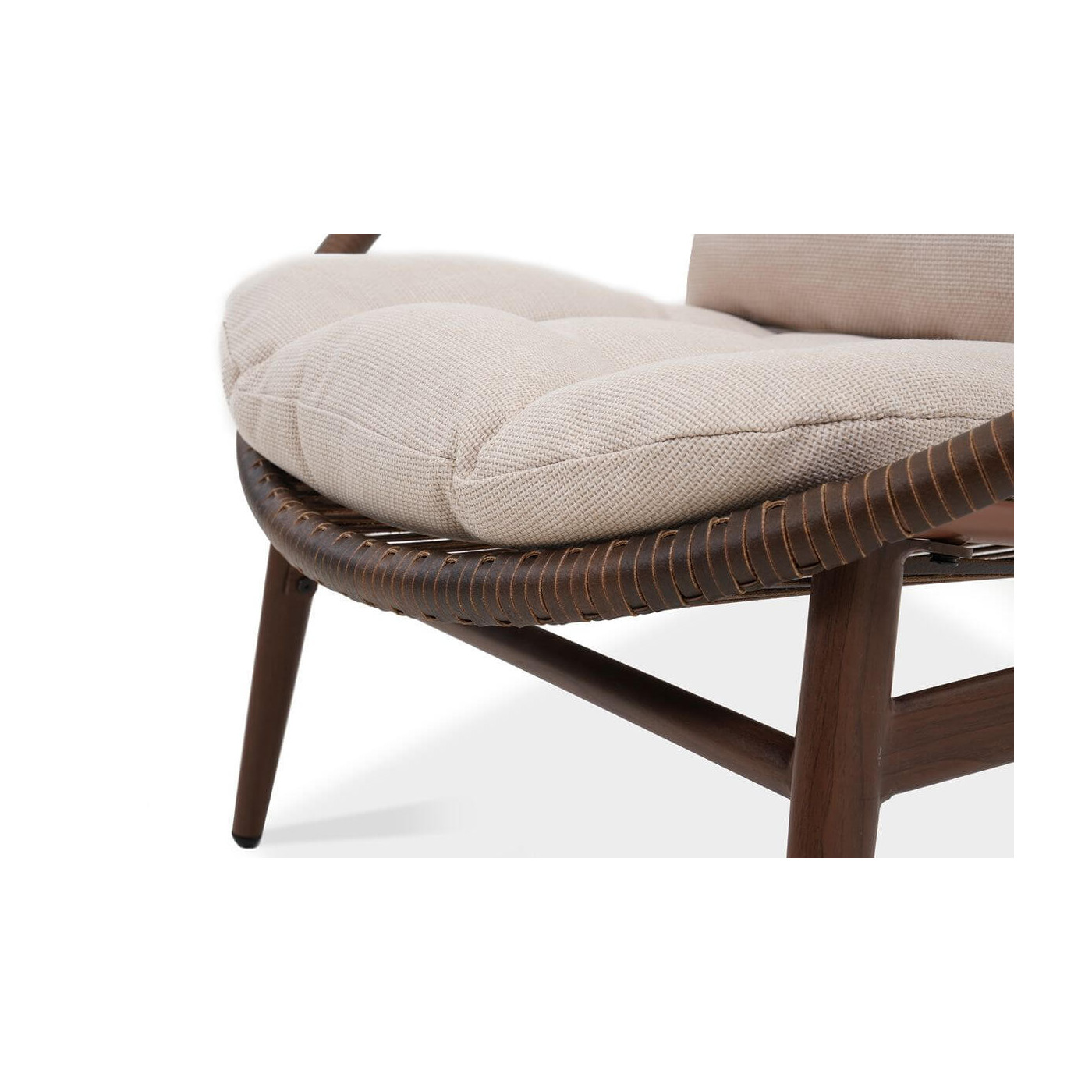 Zbliżenie grubości poduszki beżowej na fotelu Galla