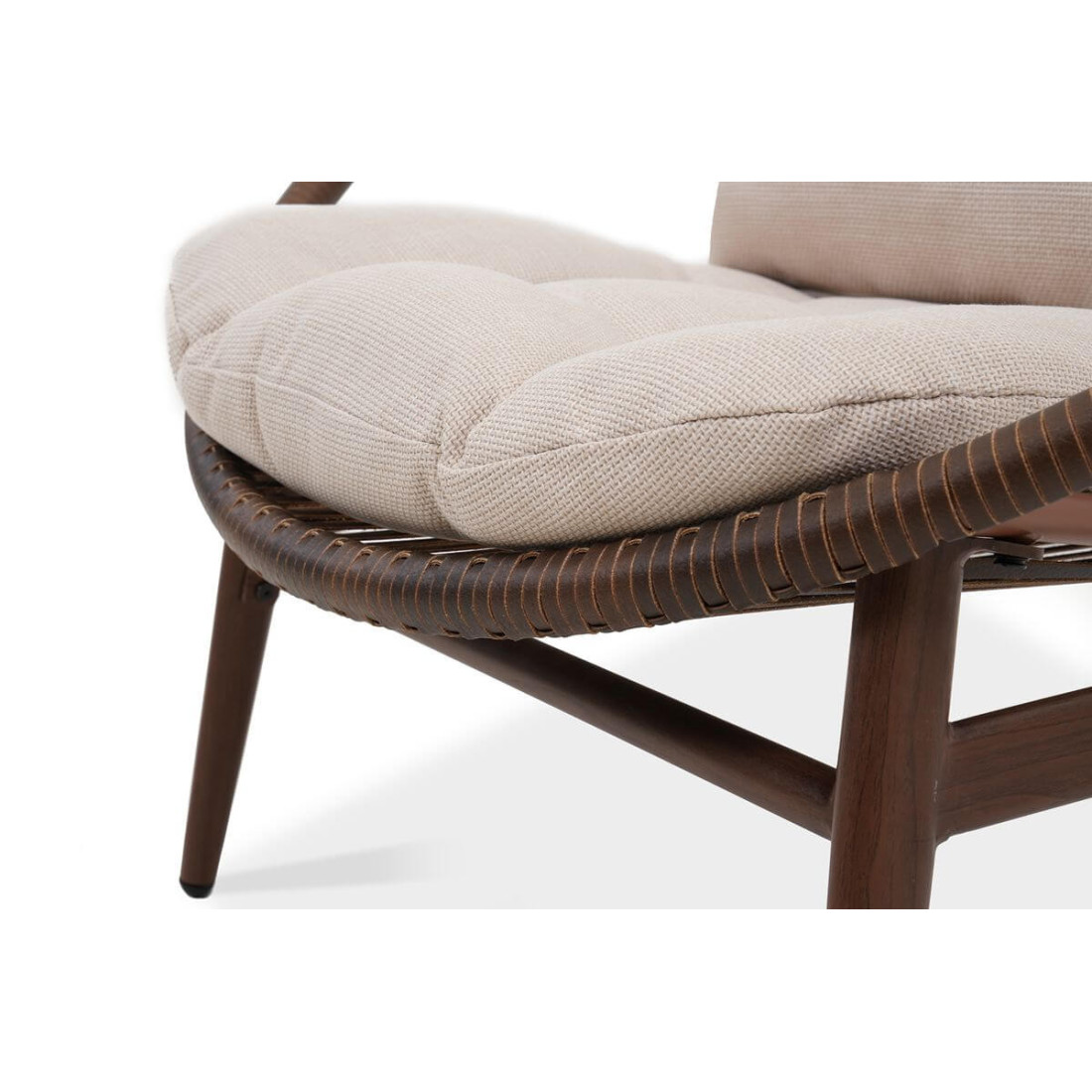 Zbliżenie grubości poduszki beżowej na fotelu Galla