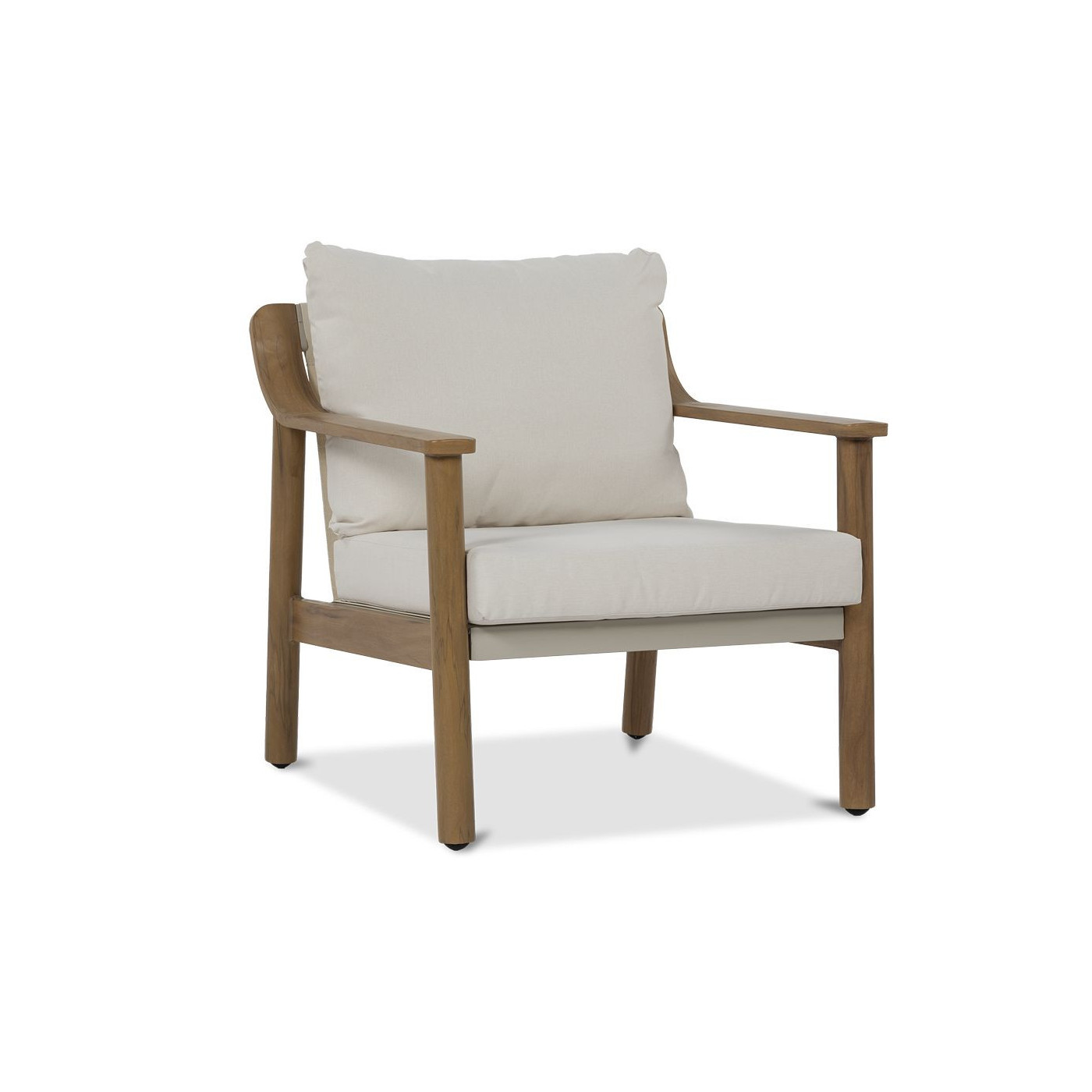 Aranżacja zestawu w lesie składającego się z sofy, dwóch foteli i stolika kawowego