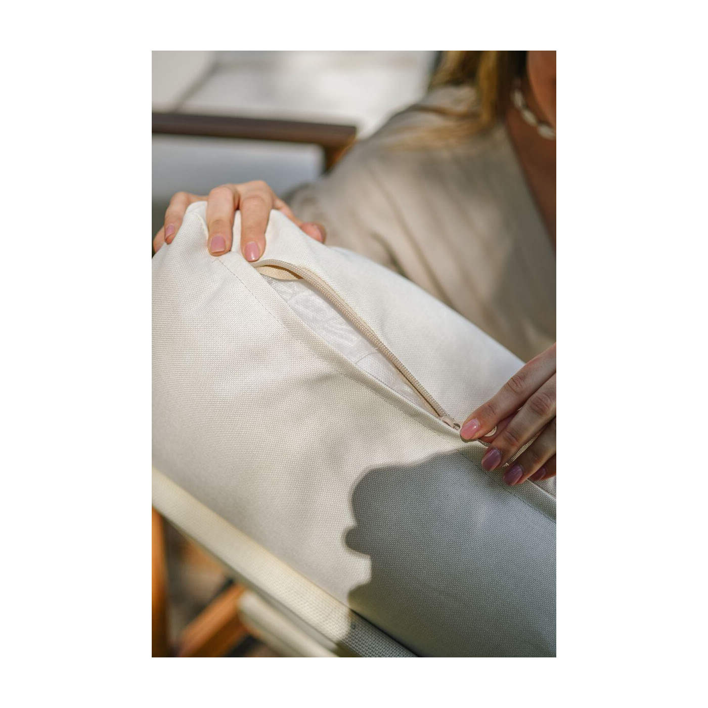 Zbliżenie na ramę i podłokietnik sofy pattaya caffe