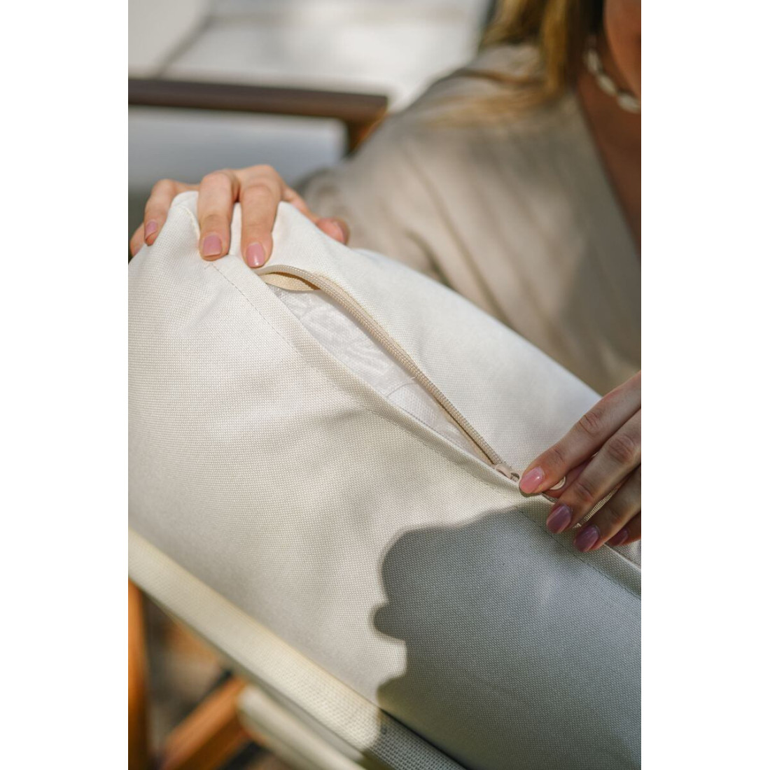 Zbliżenie na ramę i podłokietnik sofy pattaya caffe