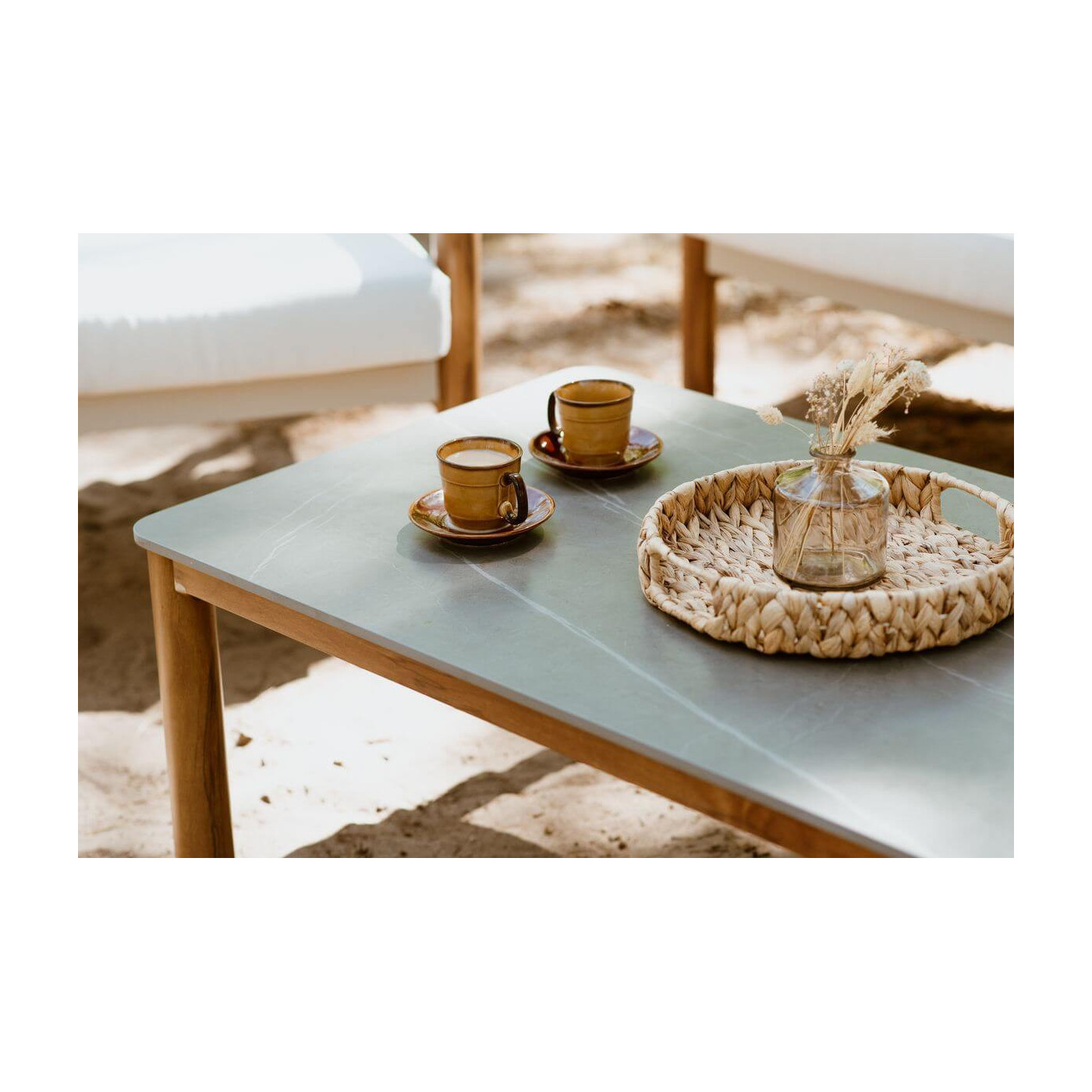 zbliżenie na stolik kawowy pattaya caffe wraz z dodatkami w stylu boho