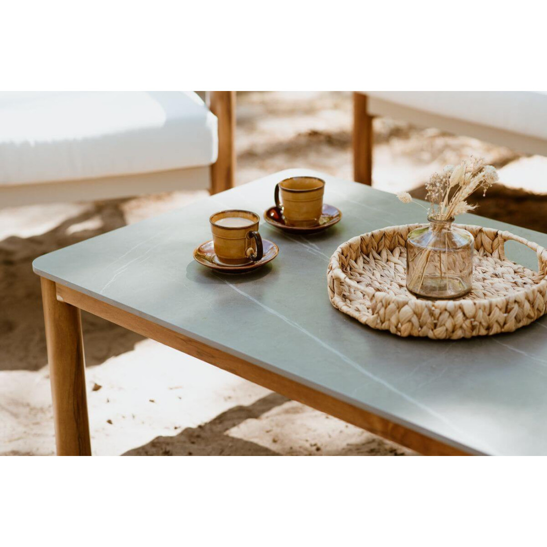 zbliżenie na stolik kawowy pattaya caffe wraz z dodatkami w stylu boho