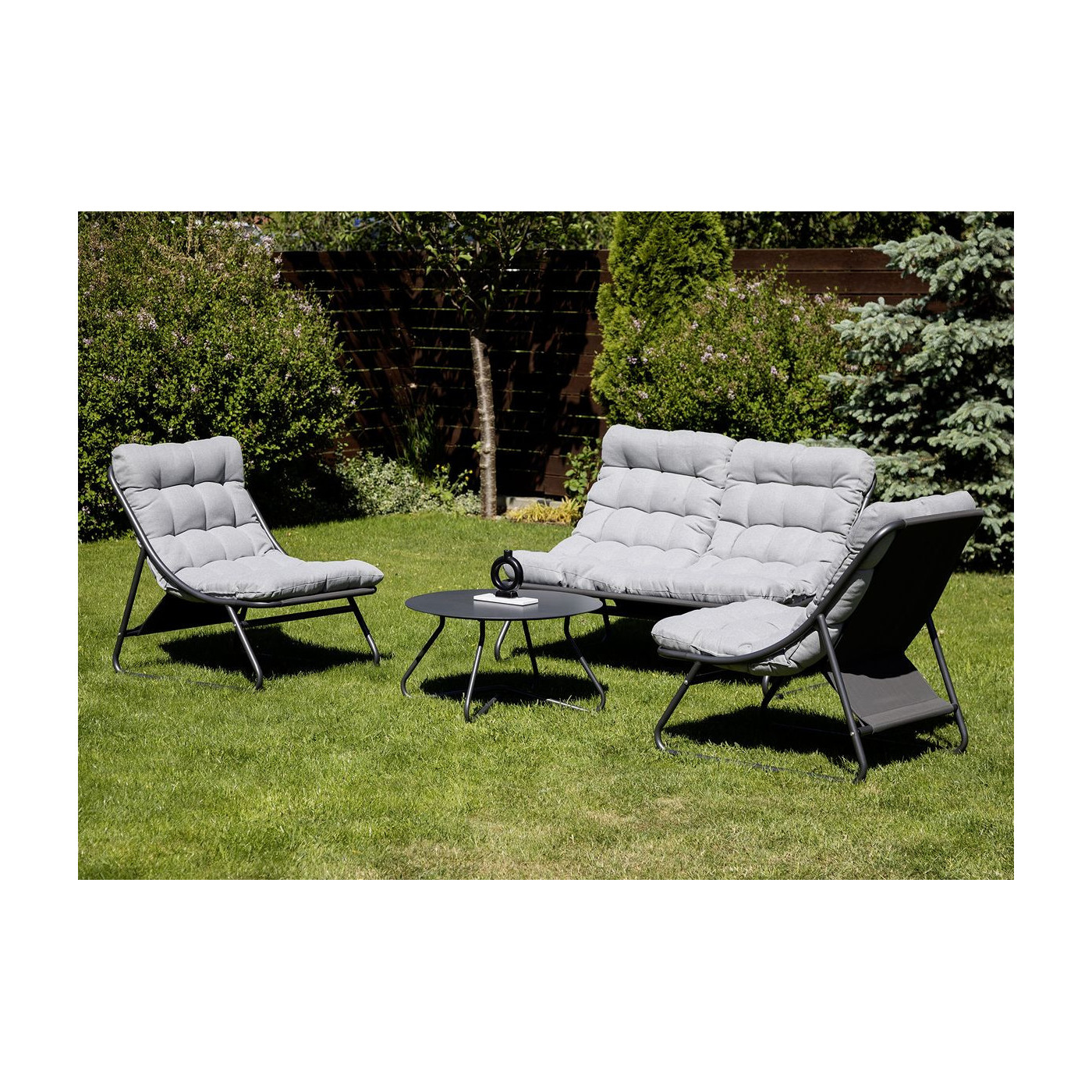 zbliżenie na metalowy blat stolika ogrodowego z zestawu vista