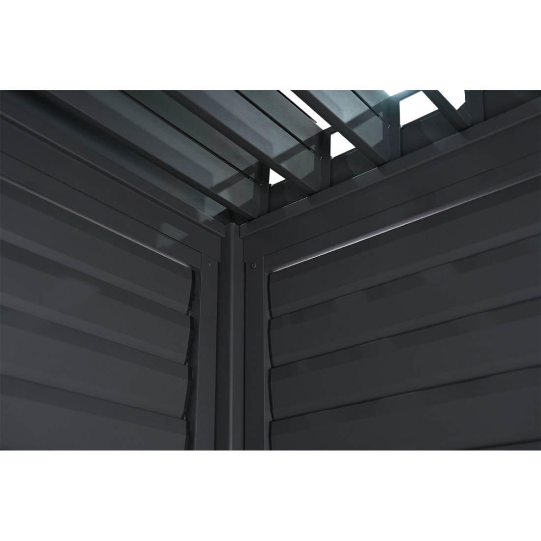 zbliżenie na zamknięty panel żaluzjowy