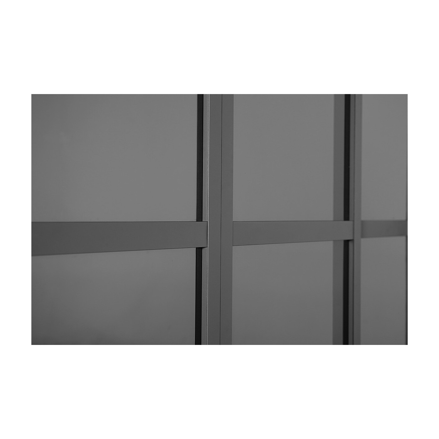 pergola z zamontowanymi zamkniętymi drzwiami przesuwnymi 