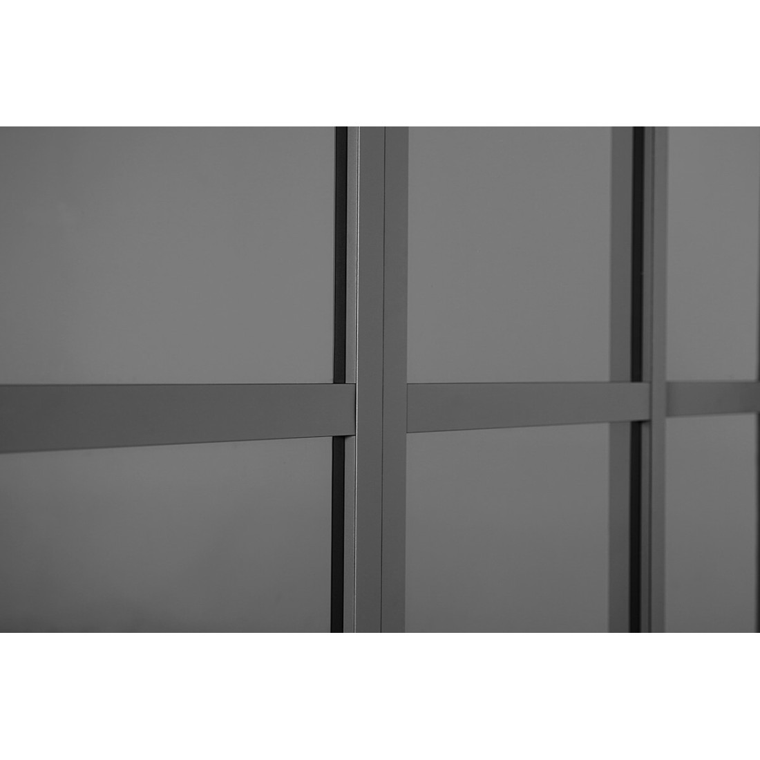 pergola z zamontowanymi zamkniętymi drzwiami przesuwnymi 