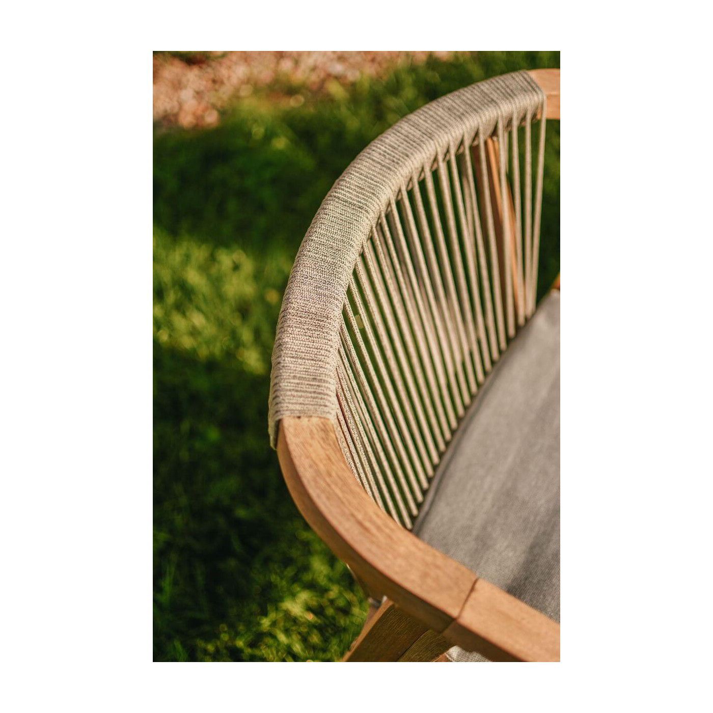 Tył krzesła stojącego na trawie