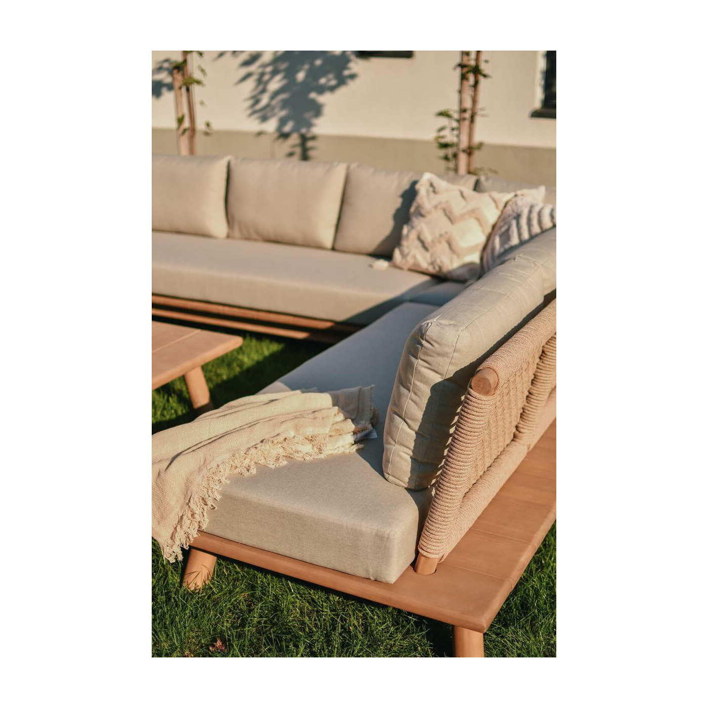 Zbliżenie na stół oraz narożnik zestawu wypoczynkowego Focus Garden MIYA DINING