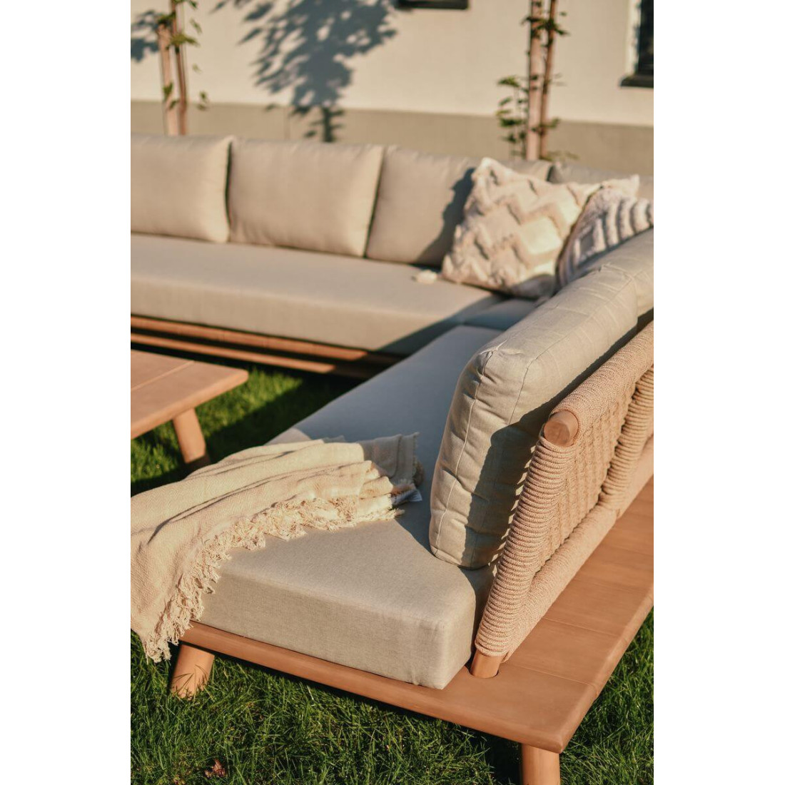 Zbliżenie na stół oraz narożnik zestawu wypoczynkowego Focus Garden MIYA DINING