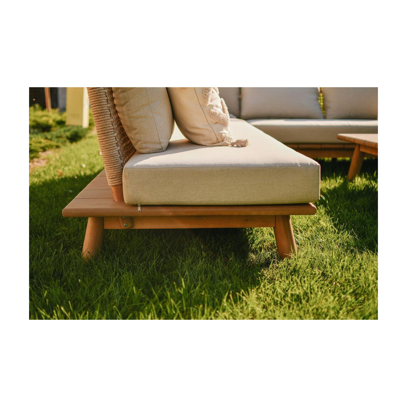 Tylne ujęcie aranżacji zestawu jadalnianego w ogrodzie