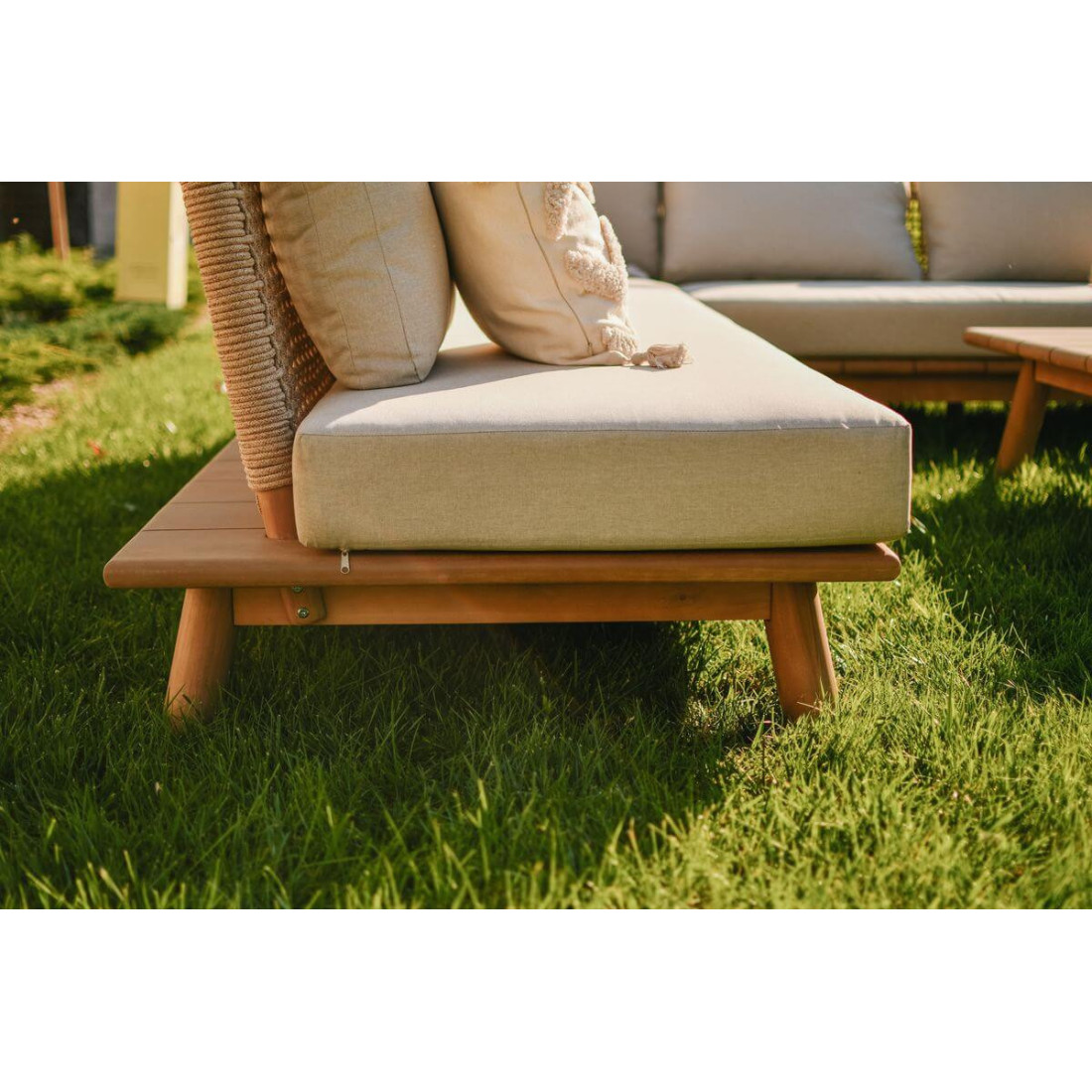 Tylne ujęcie aranżacji zestawu jadalnianego w ogrodzie