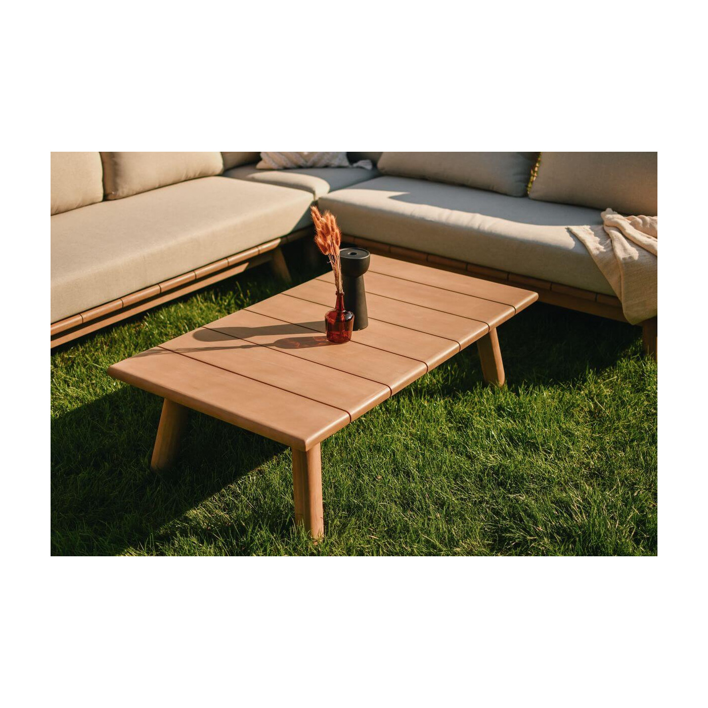 Zbliżenie na poduszkę mebla ogrodowego z zestawu MIYA DINING