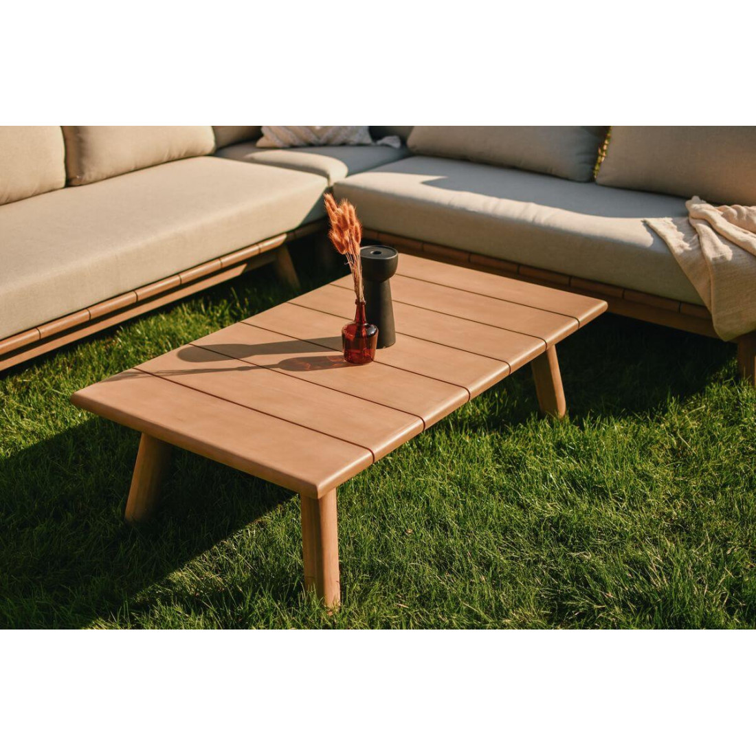 Zbliżenie na poduszkę mebla ogrodowego z zestawu MIYA DINING