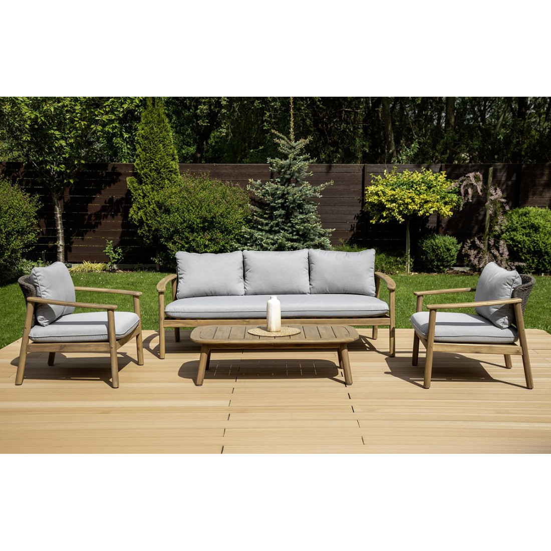 Zbliżenie na drewniany blat stołu dover