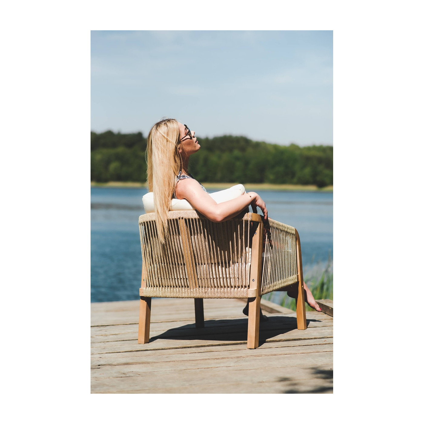 fotel i stolik z zestawu marigold na pomoście