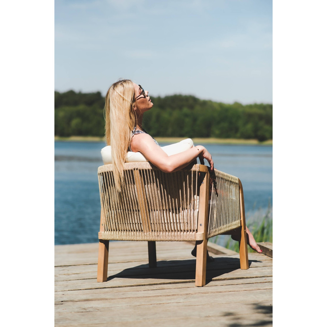 fotel i stolik z zestawu marigold na pomoście