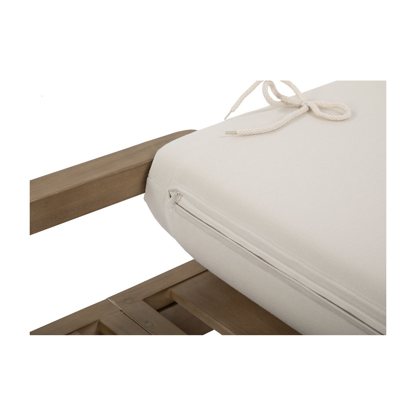 Zbliżenie na drewniane oparcie leżaka marigold