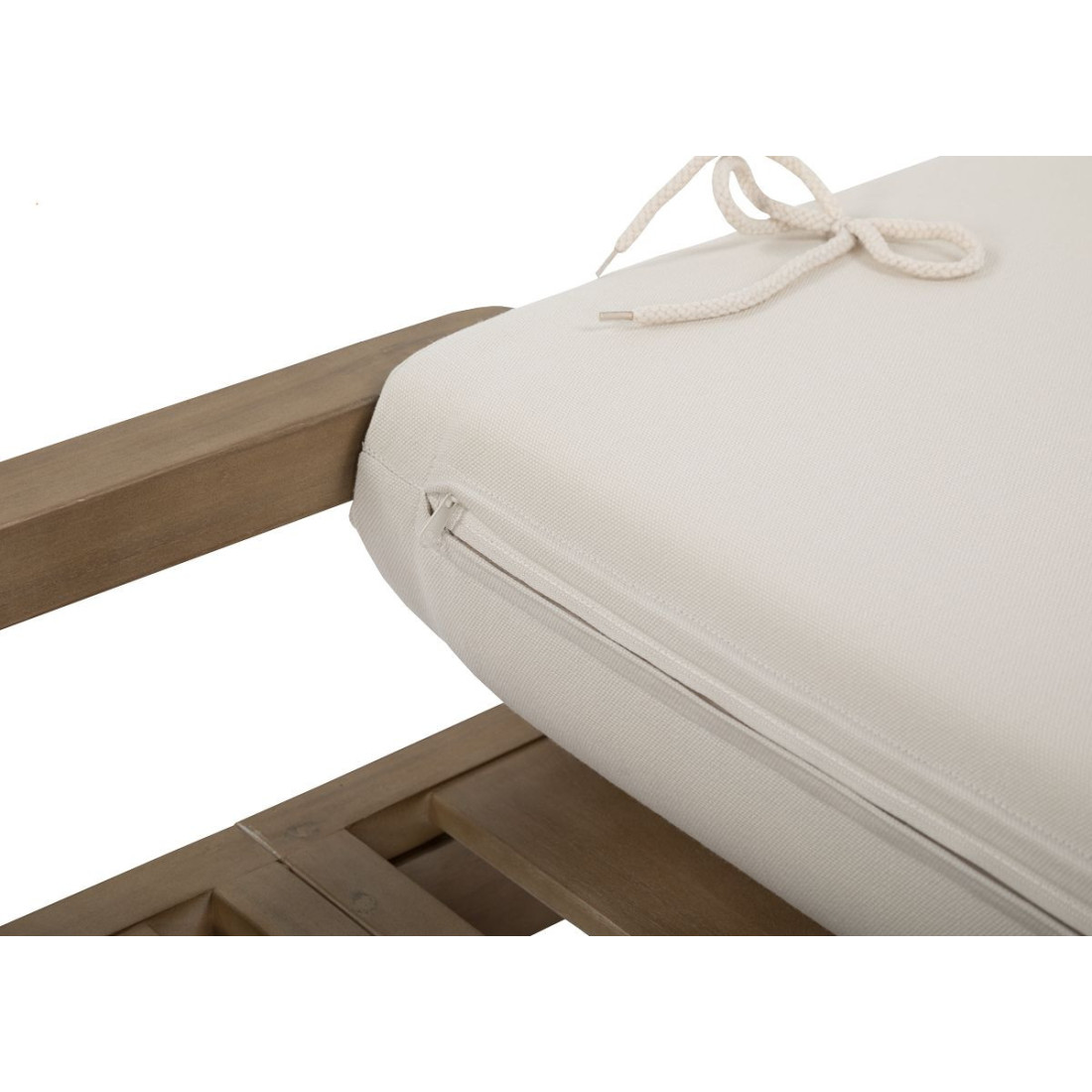 Zbliżenie na drewniane oparcie leżaka marigold