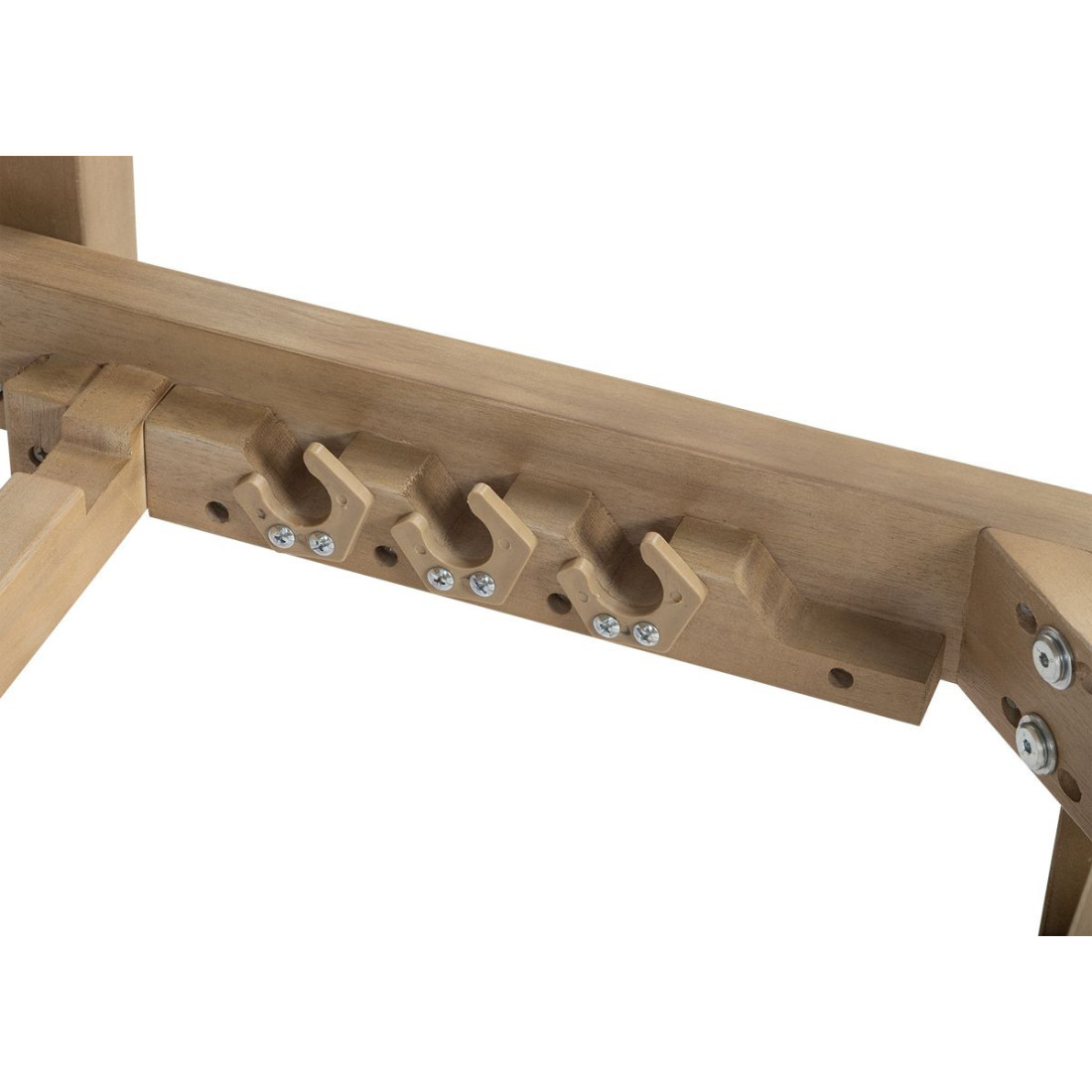 Zbliżenie na jedno z kół leżaka umożlwiające jego przemieszczenie