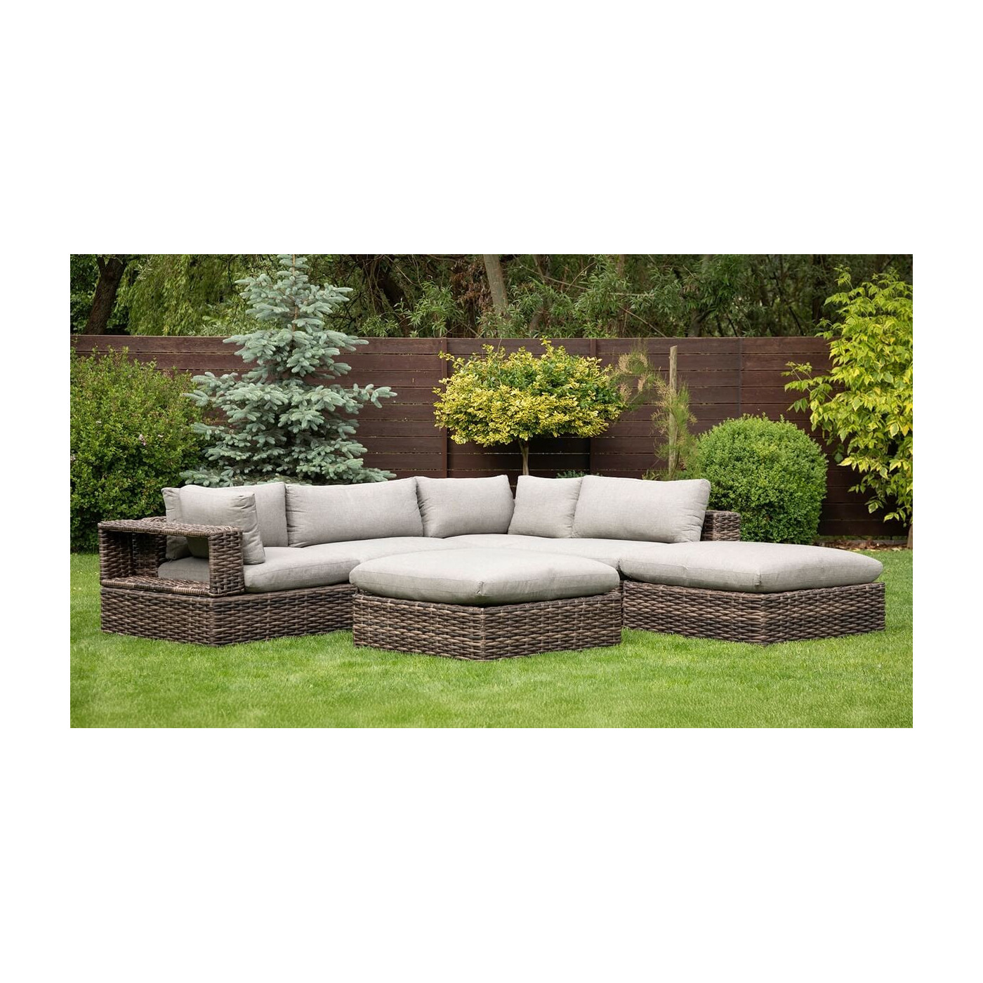 zestaw narożny russel skonfigurowany jako jedna duża sofa i dwie otomany