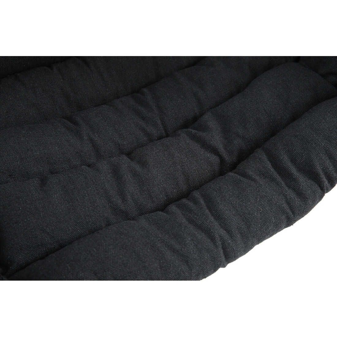 Zbliżenie na drewniany podłokietnik, który dodaje elegancji i wyrafinowanego stylu całej konstrukcji