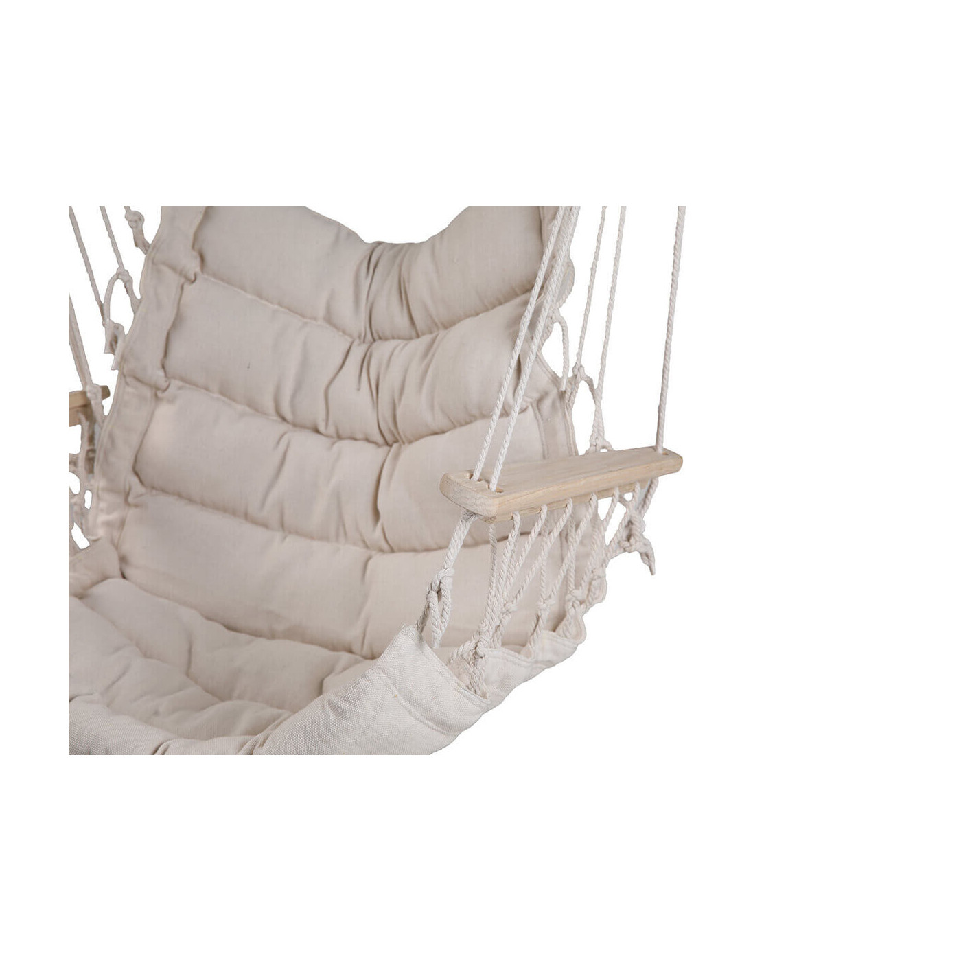 Zbliżenie na drewniany podłokietnik, który dodaje elegancji i wyrafinowanego stylu całej konstrukcji