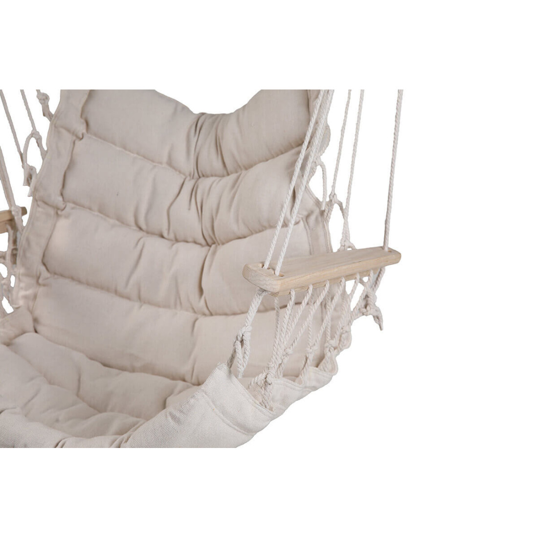 Zbliżenie na drewniany podłokietnik, który dodaje elegancji i wyrafinowanego stylu całej konstrukcji