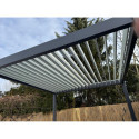 Aranżacja pergoli ogrodowej na taras Elegance w rozmiarze 3x4 w kolorze antracytowym z jasnoszarymi lamelami