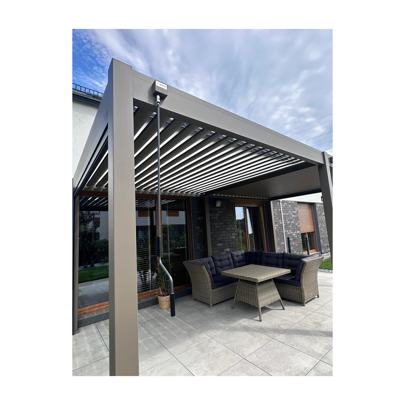 Aranżacja pergoli ogrodowej ELEGANCE w rozmiarze 3x6 w kolorze taupe