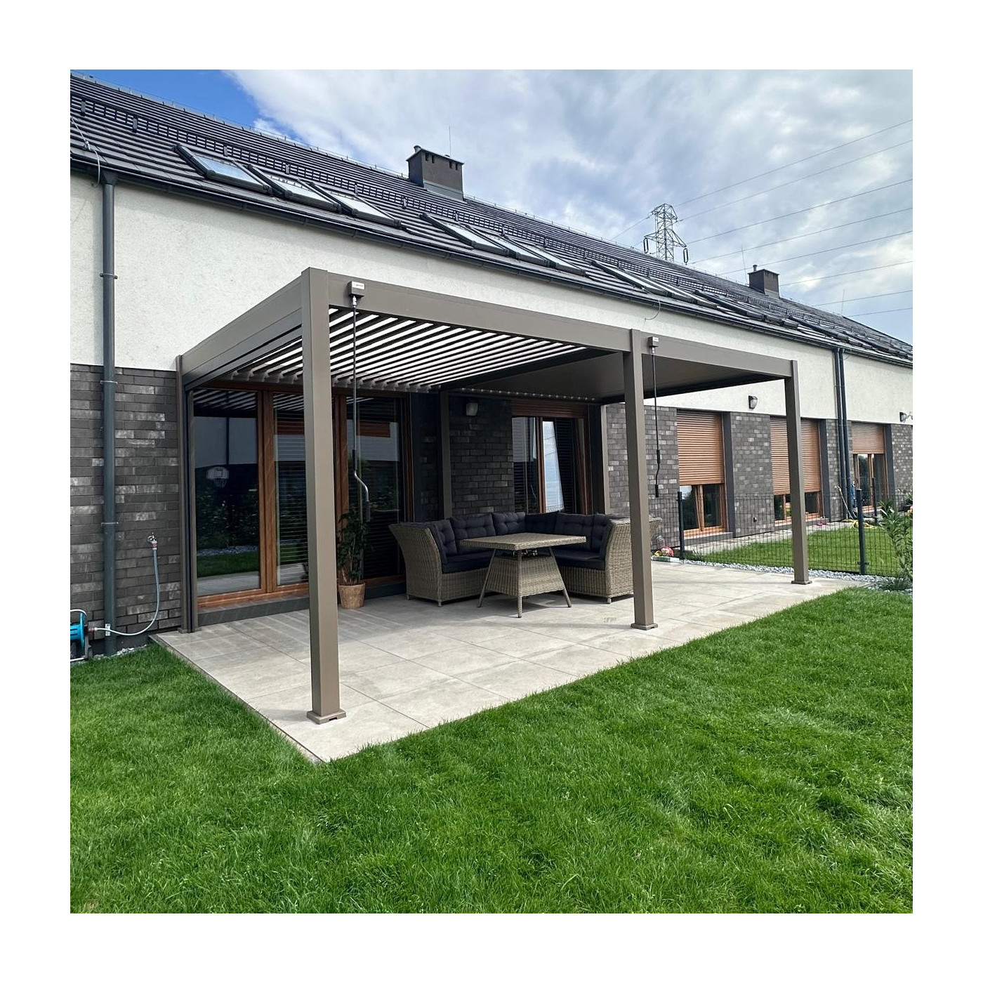 Zdjęcie pokazowe tarasu z pergolą Gutroof Taupe 3x6