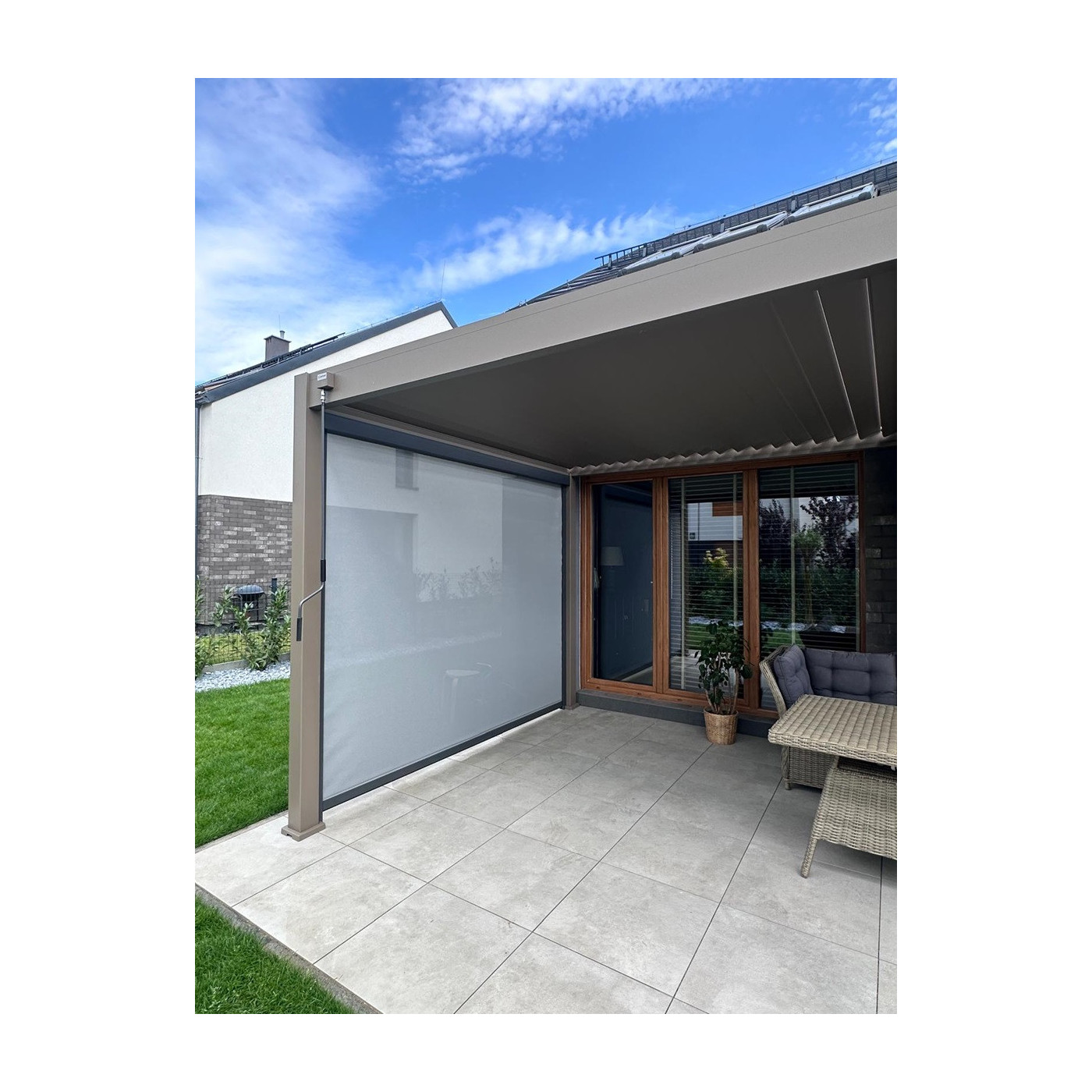 Aranżacja rolety przeznaczonej do pergol antracytowych elegance,deluxe,fusion o szerokości 3m  