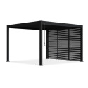 Trzy antracytowe panele żaluzjowe o szerokości 1,2 m zasłaniają jedną ze ścian pergoli