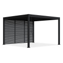 Trzy antracytowe panele żaluzjowe o szerokości 1,3 m zasłaniają jedną ze ścian pergoli